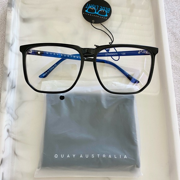 QUAY Stranger Glasses - Picture 4 of 8